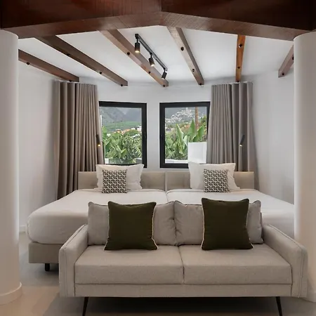 Villa Garden By An Island *